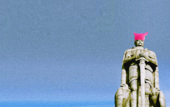 Fotomontage: Bismarkdenkmal in Hamburg mit "pussyhat"