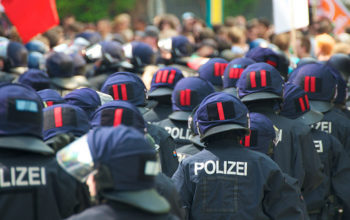 Polizeiaufmarsch von hinten