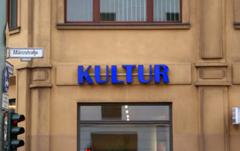 Kultur Leuchtbuchstaben an einer Fassade