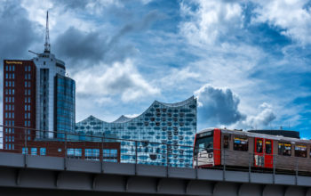 S-Bahn vor Elbphilharmonie Hamburg