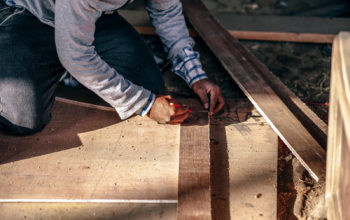 Handwerker nimmt Aufmaß