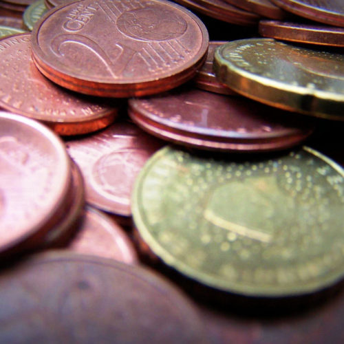 mehrere Eurocent-Münzen liegen aufeinander