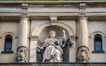 Justitia-Statue am Strafjustizgebäude des Amts- und Landgerichts Hamburg