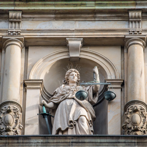 Justitia-Statue am Strafjustizgebäude des Amts- und Landgerichts Hamburg