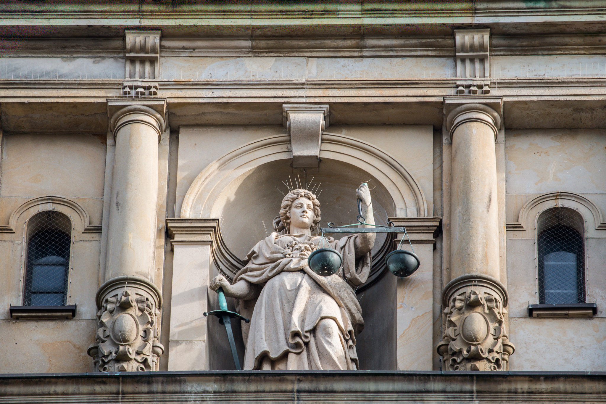 Justitia-Statue am Strafjustizgebäude des Amts- und Landgerichts Hamburg