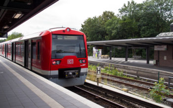 S-Bahn hält an einer Station