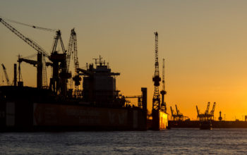 Kräne im Hamburger Hafen bei Sonnenuntergang im Panorama