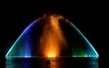 bunte Fontänen der Hamburger Wasserlichtorgel vor schwarzem Himmel