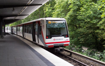 U-Bahn der Linie U1 fährt in eine Haltestelle ein