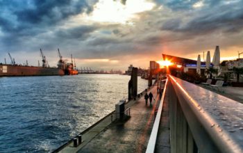 Hamburger Hafen an den Landungsbrücken bei Sonnenuntergang