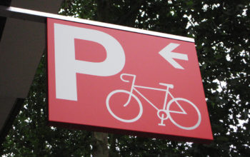 Rotes Hinweisschild "Bike+Ride"