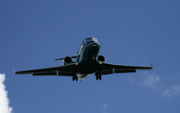 ein Flugzeug im Landeanflug vor blauem Himmel