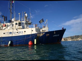 Das Blaue Schiff Lifeline liegt im Hafen