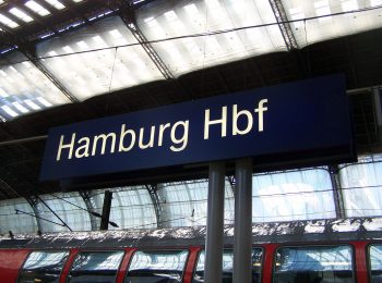Nahaufnahme eines Stationsschildes mit der Aufschrift Hamburg Hauptbahnhof