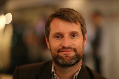 Portraitfoto des Grünen Bürgerschaftsabgeordneten Dominik Lorenzen