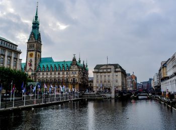 Teilansicht des Hamburger Rathauses, davor die Binnenalster