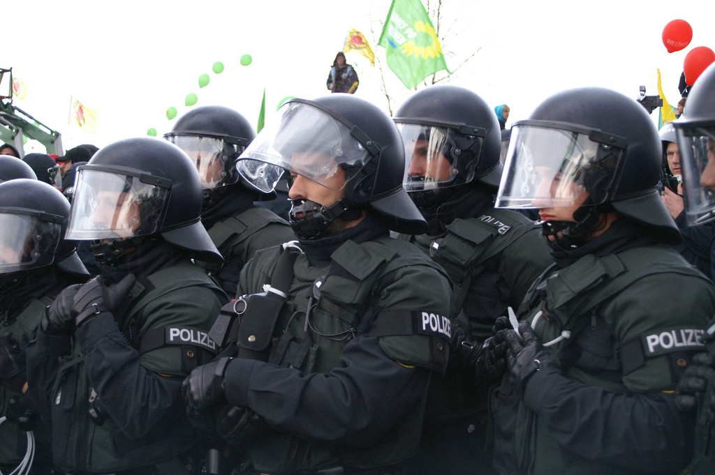 mehre uniformierte Polizisten im Profil