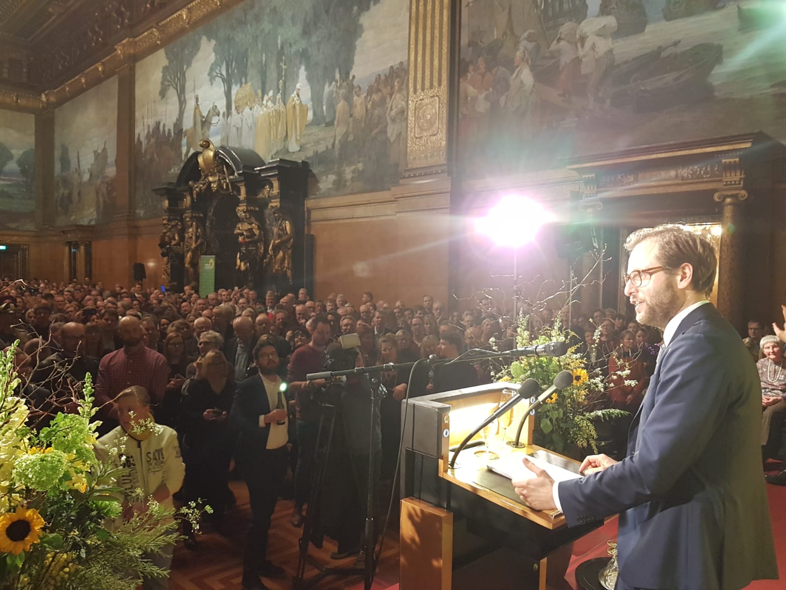 Anjes Tjarks hält eine Rede im Großen Festsaal des Hamburger Rathauses