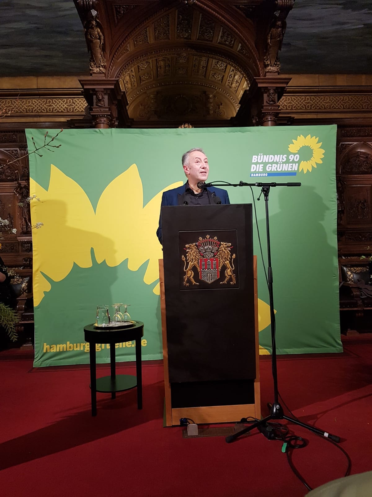 Farid Müller hält eine Rede im Großen Festsaal des Hamburger Rathauses
