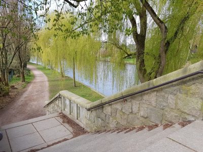 Aufnahme einer Fußgängertreppe am Ufer des Alsterlaufs