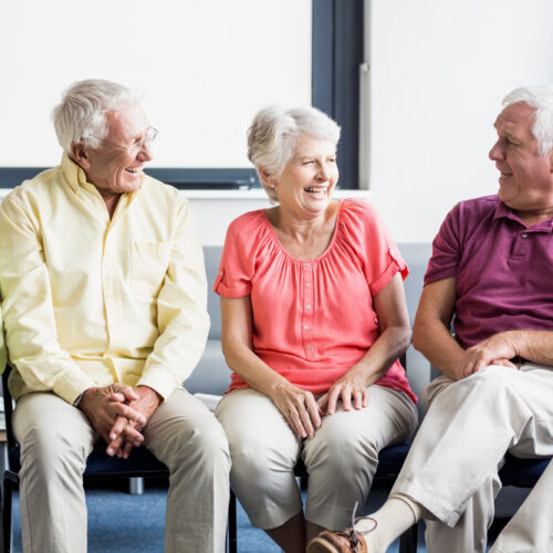 4 Senioren im fröhlichen Gespräch
