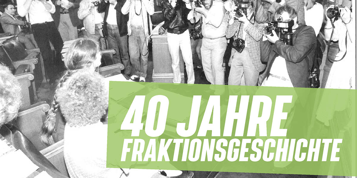 Schwarzweißbild: Fotografen fotografieren die Frauenfraktion. Text: vierzig Jahre Fraktionsgeschichte