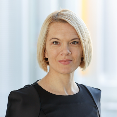 Dr. Laura Dornheim ist seit 2022 Chief Digital Officer (CDO) der Stadt München und leitet das IT-Referat. Die Wirtschaftsinformatikerin hat in Hamburg studiert und promovierte zum Thema Frauen in Führungspositionen. Sie hat über 20 Jahre Erfahrung in der Digital-Branche und engagiert sich seit rund 10 Jahren aktiv für die Digital- und Netzpolitik. Sie sagt: „Erfolgreiche Digitalisierung erfordert heute schon an übermorgen zu denken, Strategien auf große Zukunftstrends auszurichten und gleichzeitig im Kleinen das Praktische und Naheliegende anzupacken.“
